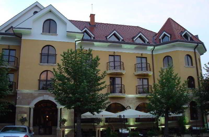 Hotel Chinar Chisaria Zewnętrze zdjęcie